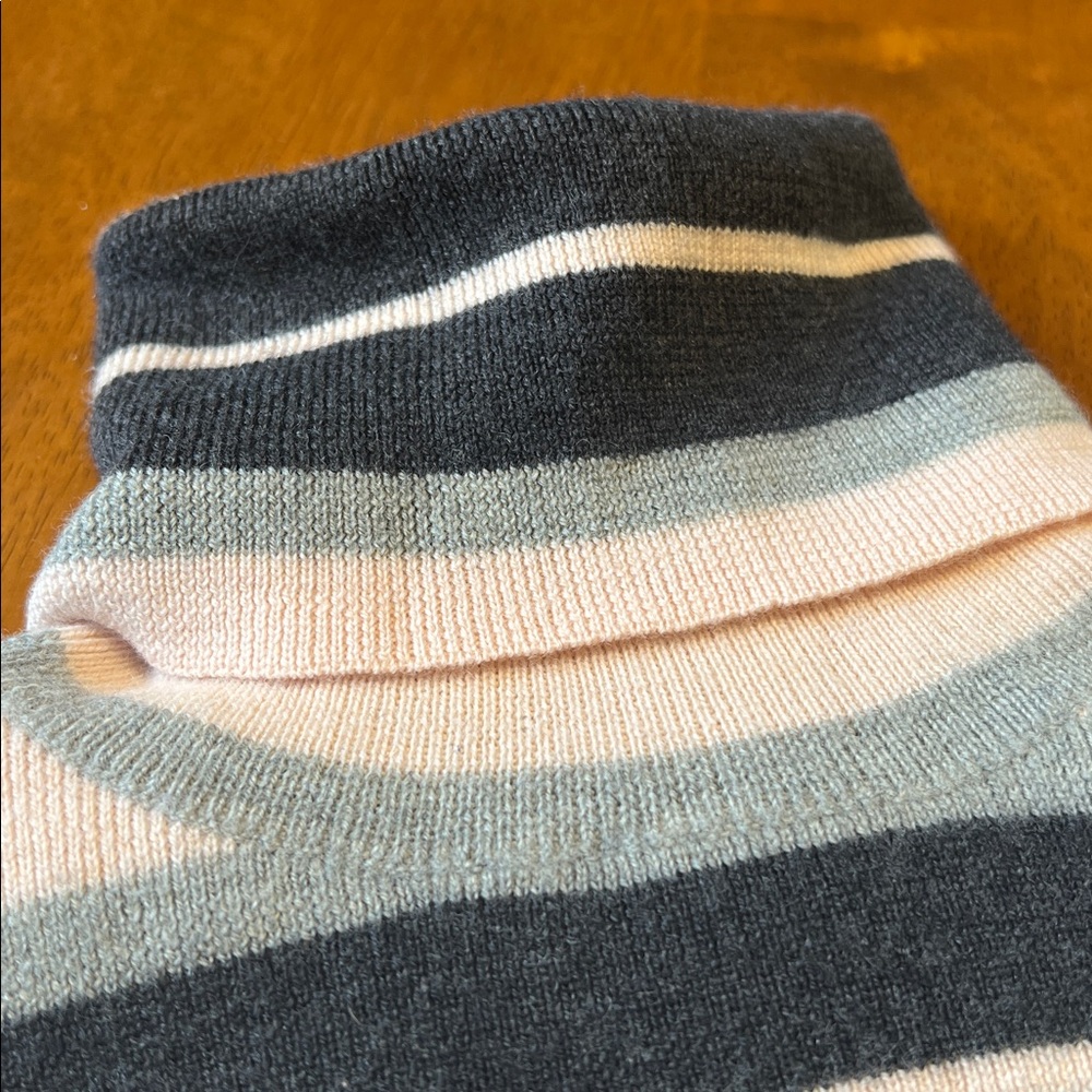 Banana Republic Gray and Pink Striped Merino Wool Turtle Neck Sweater Size M - Picture 4 of 15
